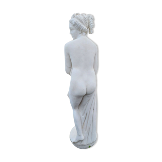 Statue de femme nue drapée