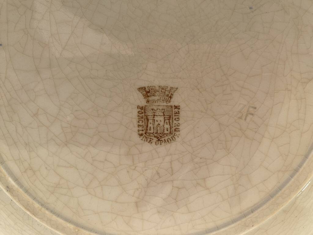 Beautiful hand-decorated plate - Gien - Opaque porcelain - 26cm