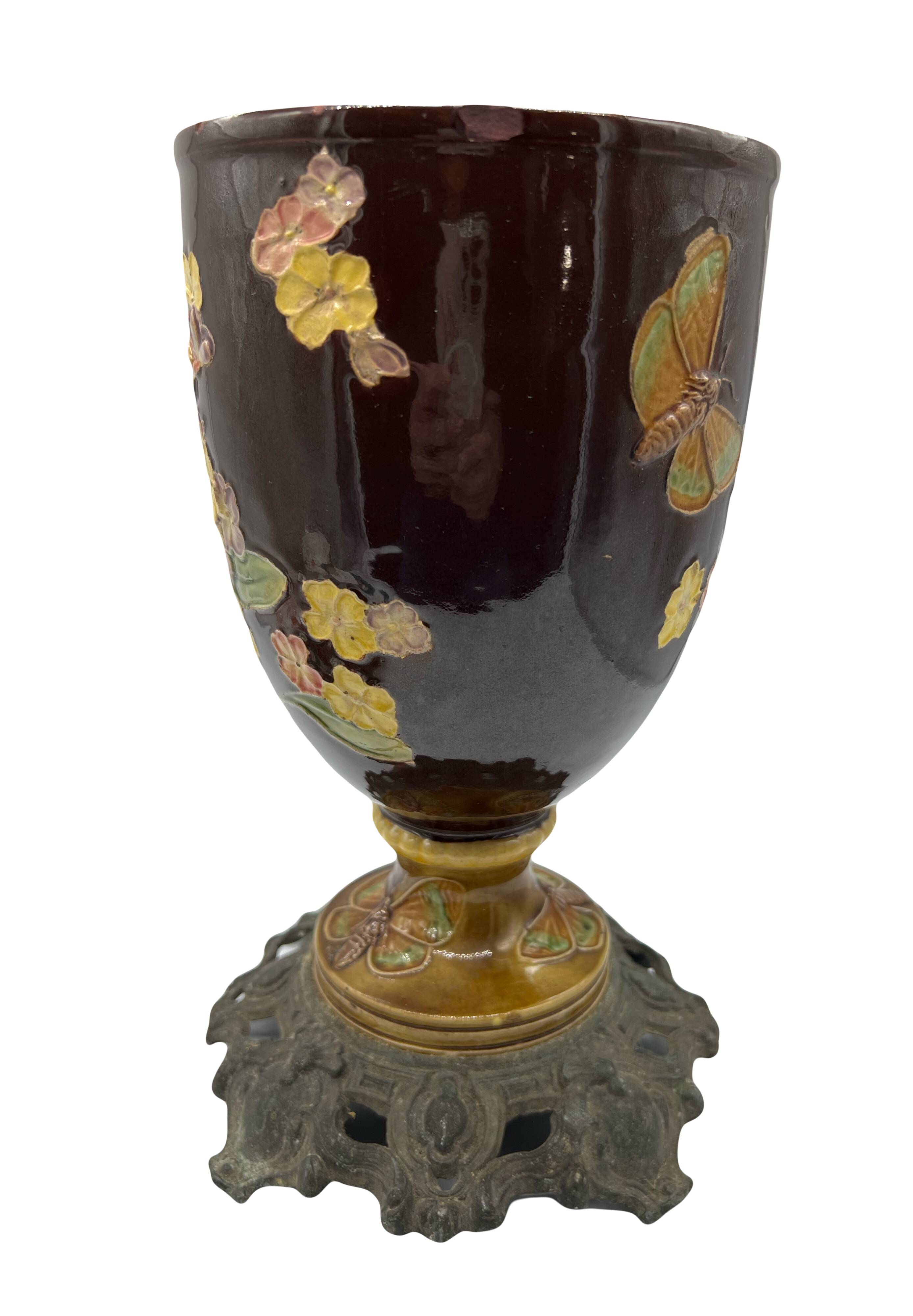 Vase en barbotine à décor de fleurs et papillons – Fin XIXe siècle – Monture