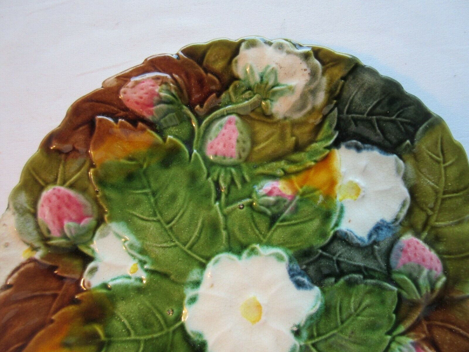 Onnaing dabbling art deco plate strawberries and flowers on leaves