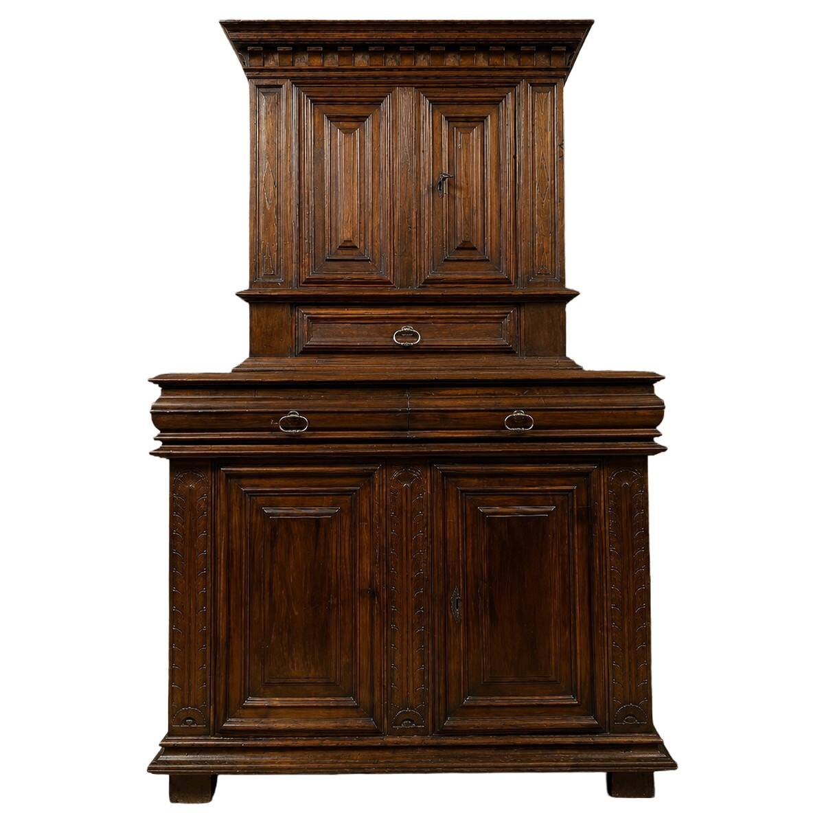 Cabinet buffet with two bodies in moulded walnut – Louis XIII period