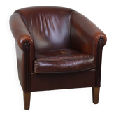 Joli fauteuil club en peau de mouton avec une belle patine