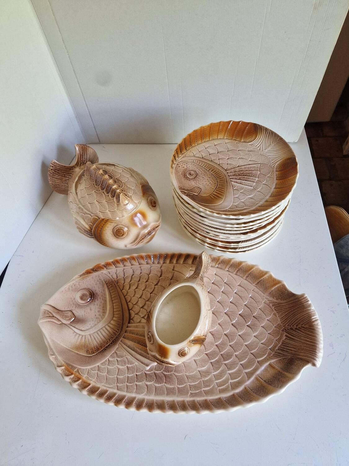Many flat plates, dish, sauce boat, vegetable dish.