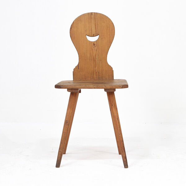 Chaise de montagne rustique primitive de ferme