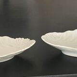 2 shell-shaped cups