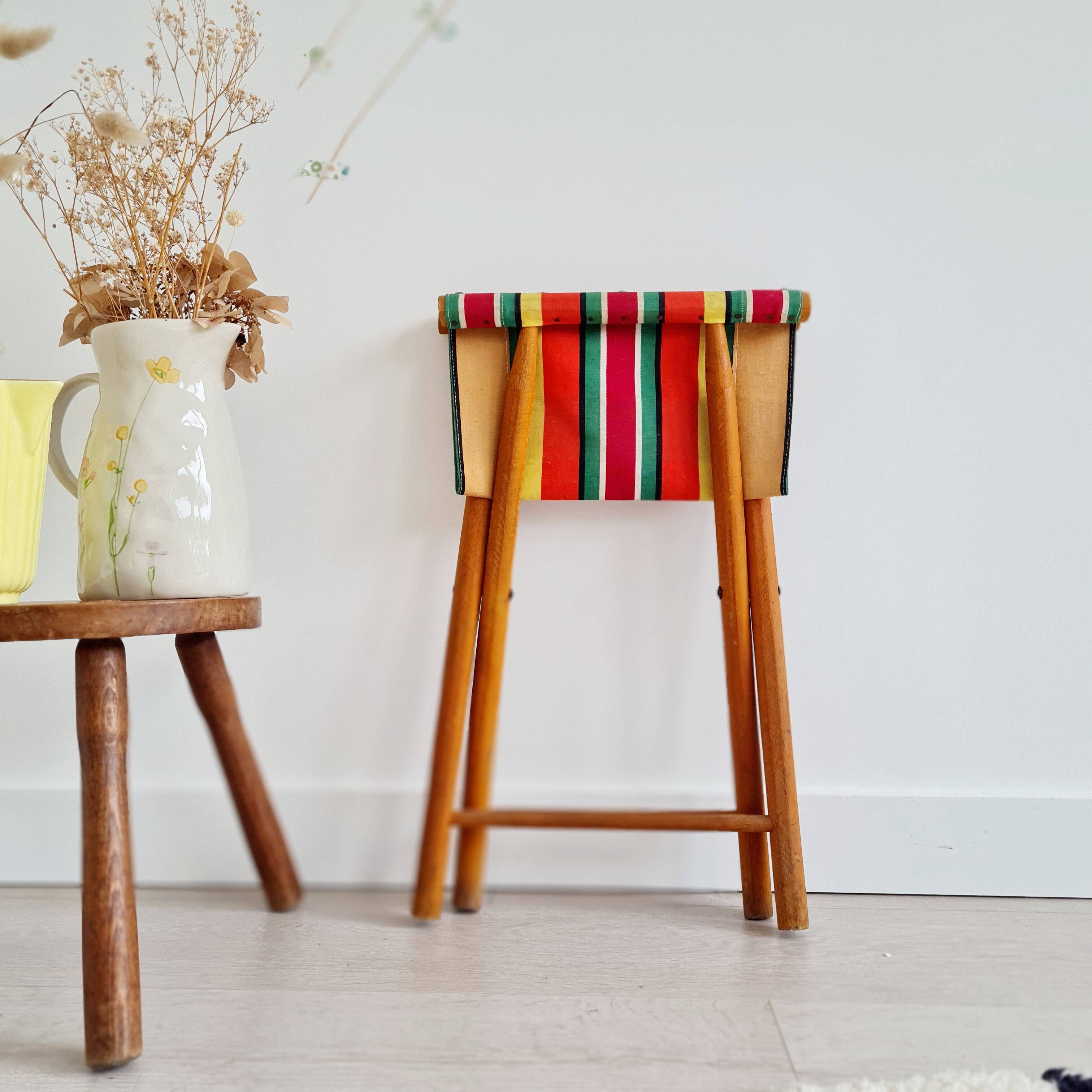 Folding fisherman stool with striped seat