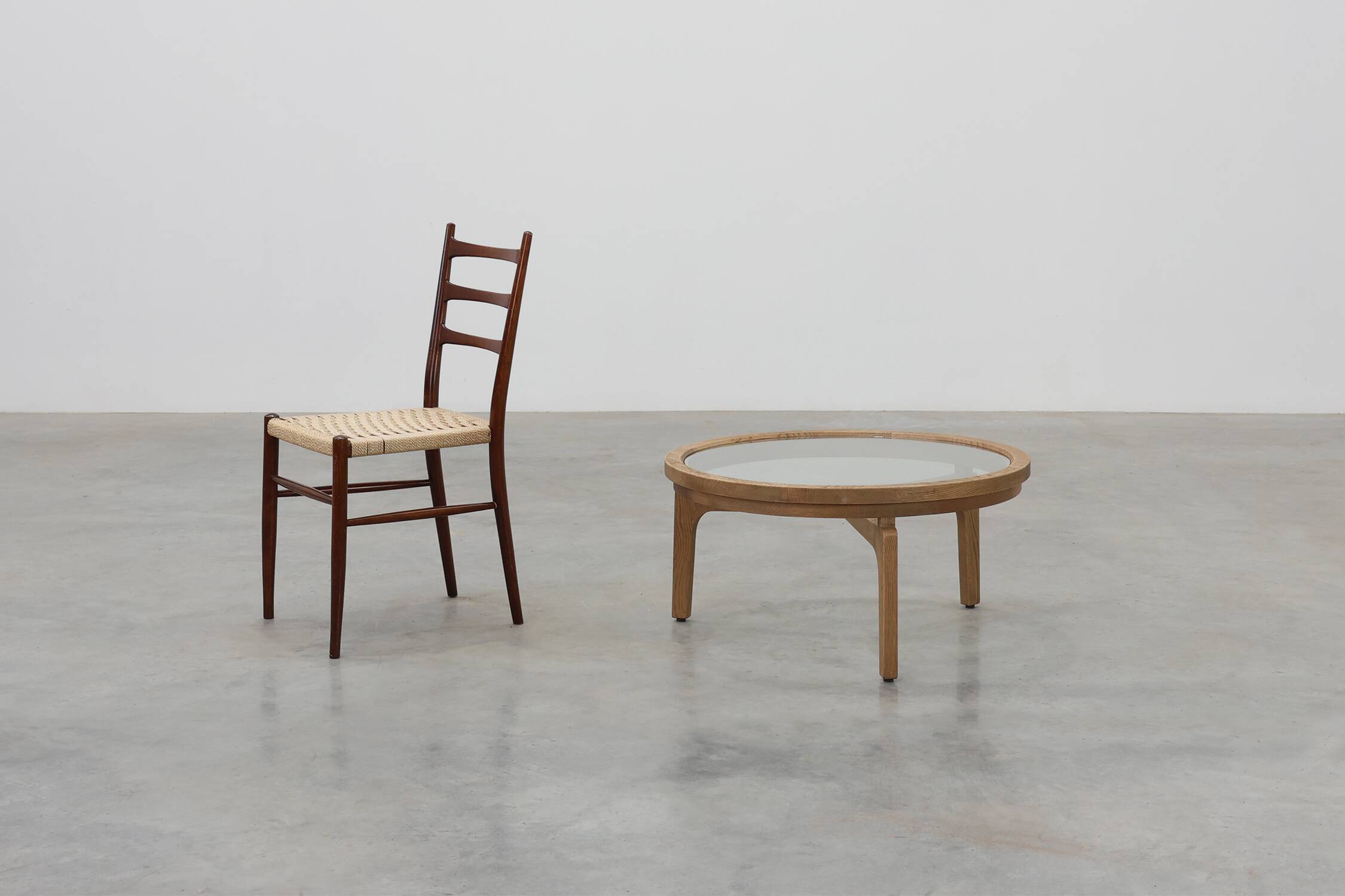 Table moderne en bois de cèdre et verre, Italie fin du 20e siècle