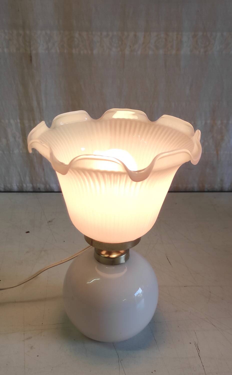 Lampe à poser en verre opalin rose - mid. XXeme