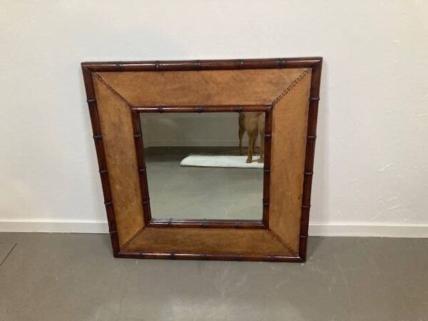 Grand miroir en faux bambou et cuir