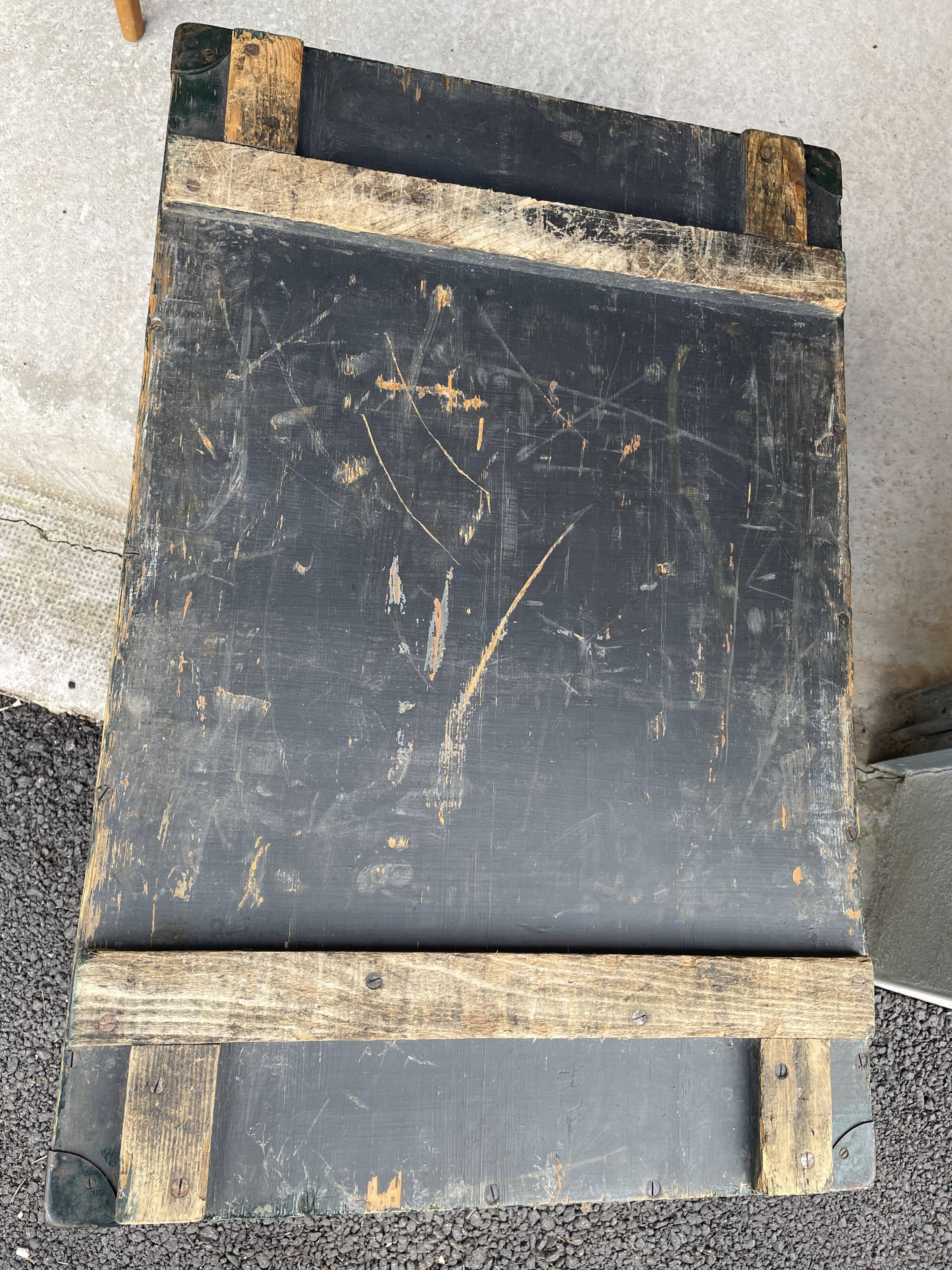 Painted wooden trunk L83 X H37 X P56