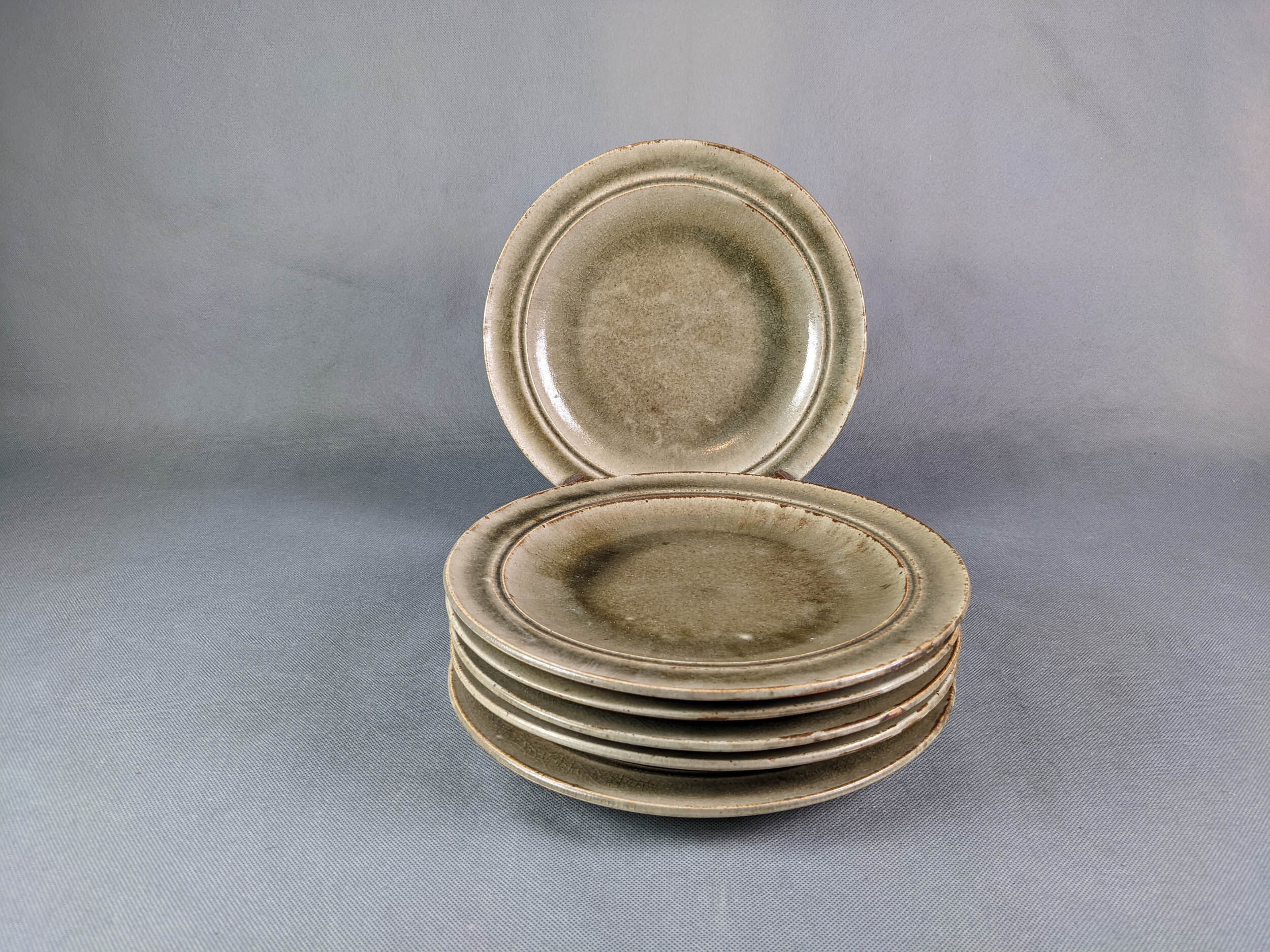 Series of 6 flat plates, blanot stoneware