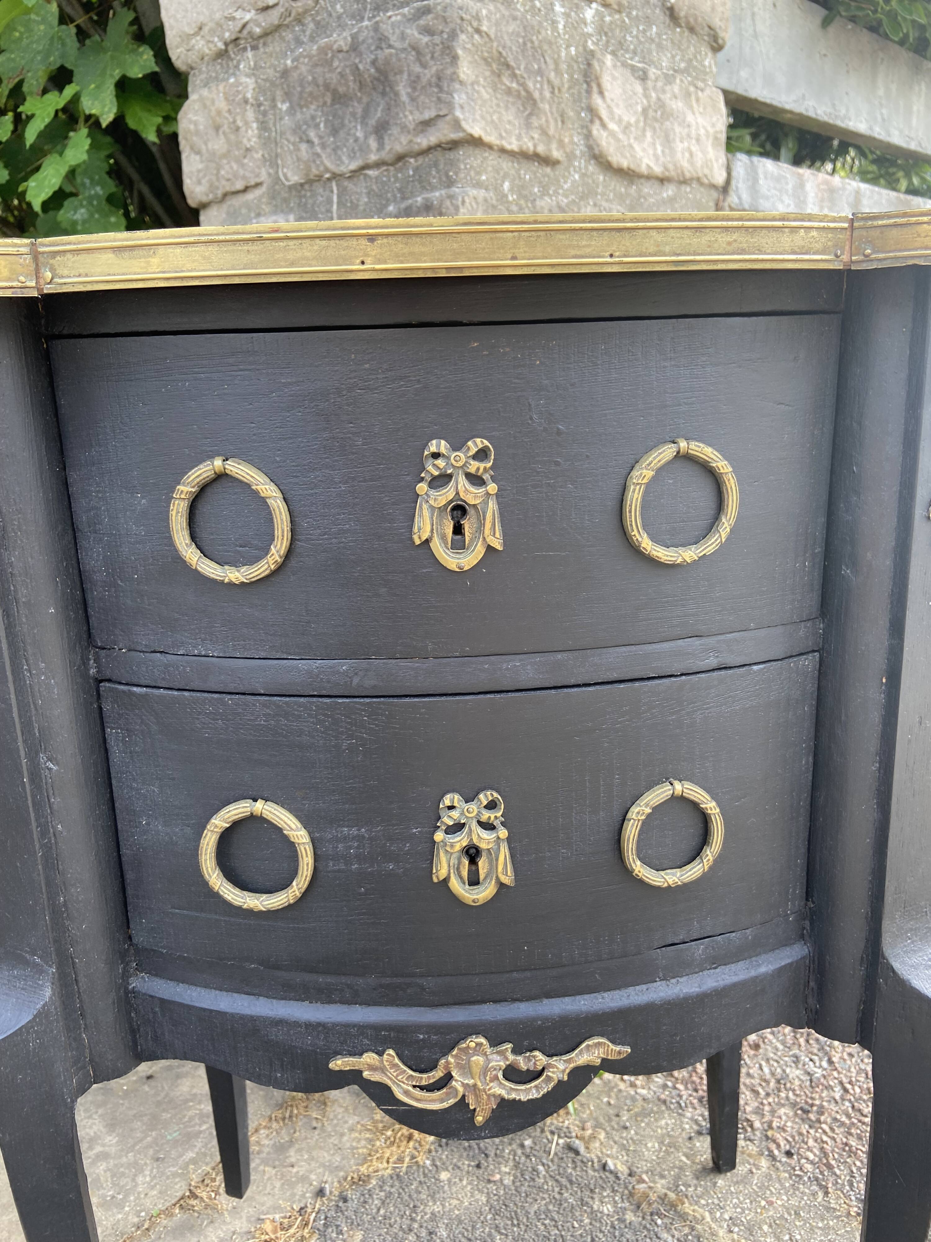 Commode rognon noire de style Louis XV ancienne
