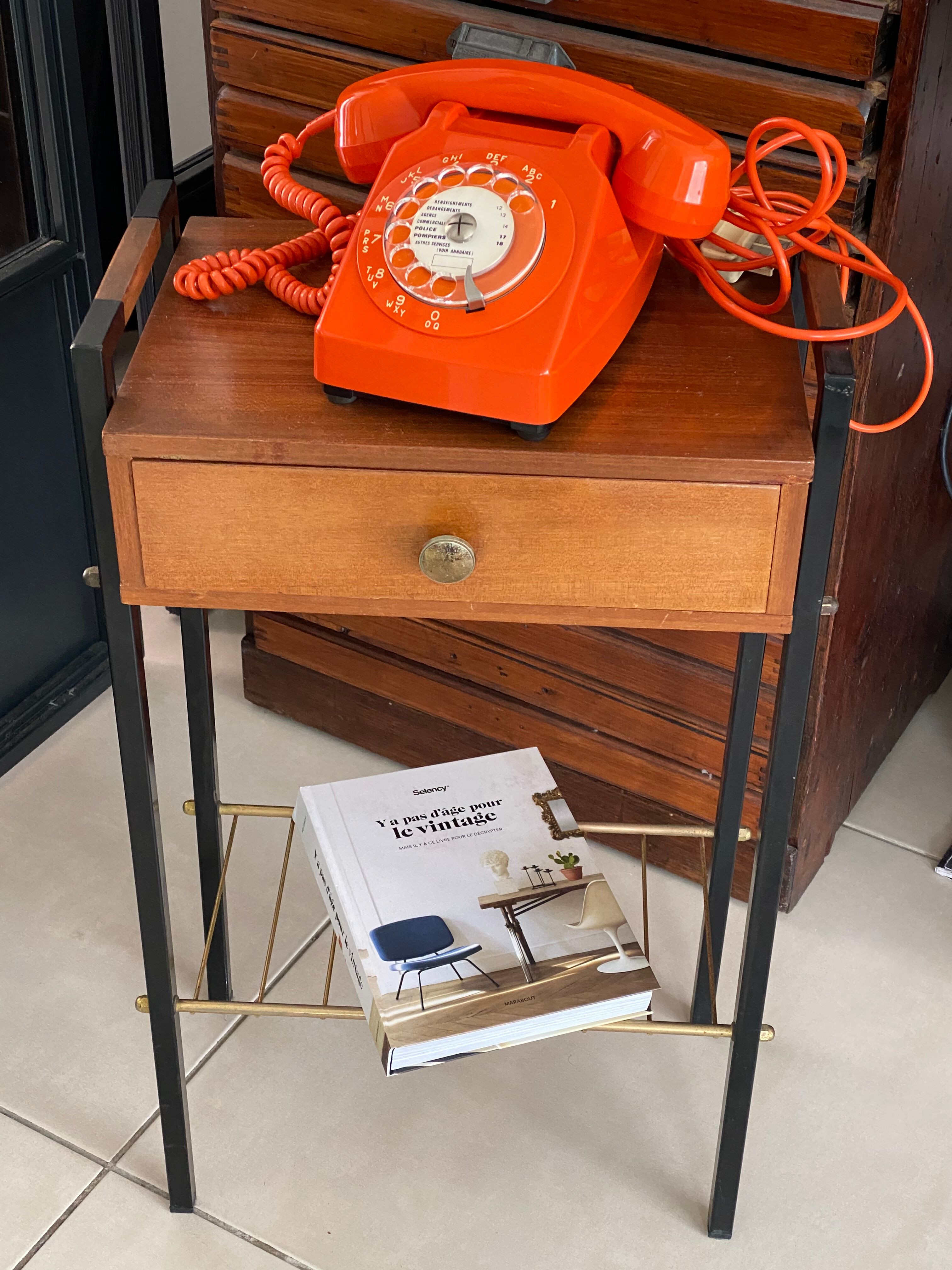 Téléphone à cadran vintage orange