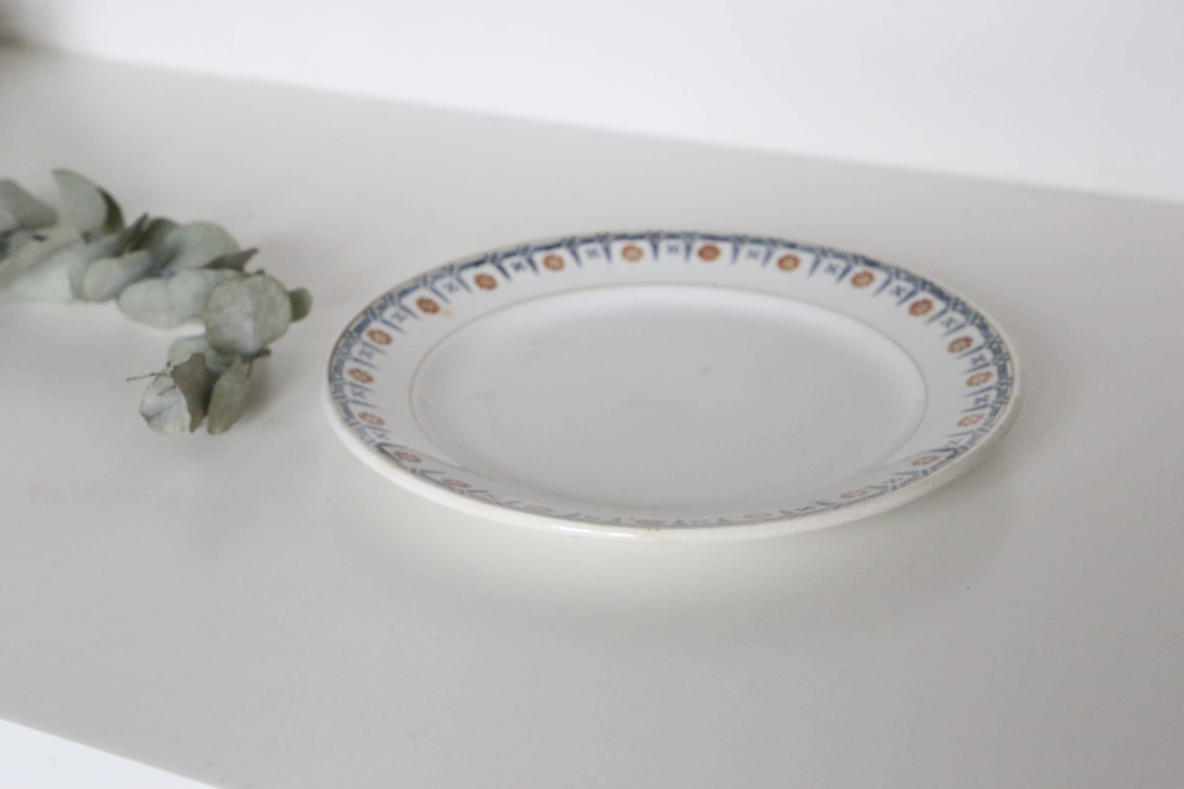 Round dish and flat Terre de Fer, Saint Amandinoise, 1930