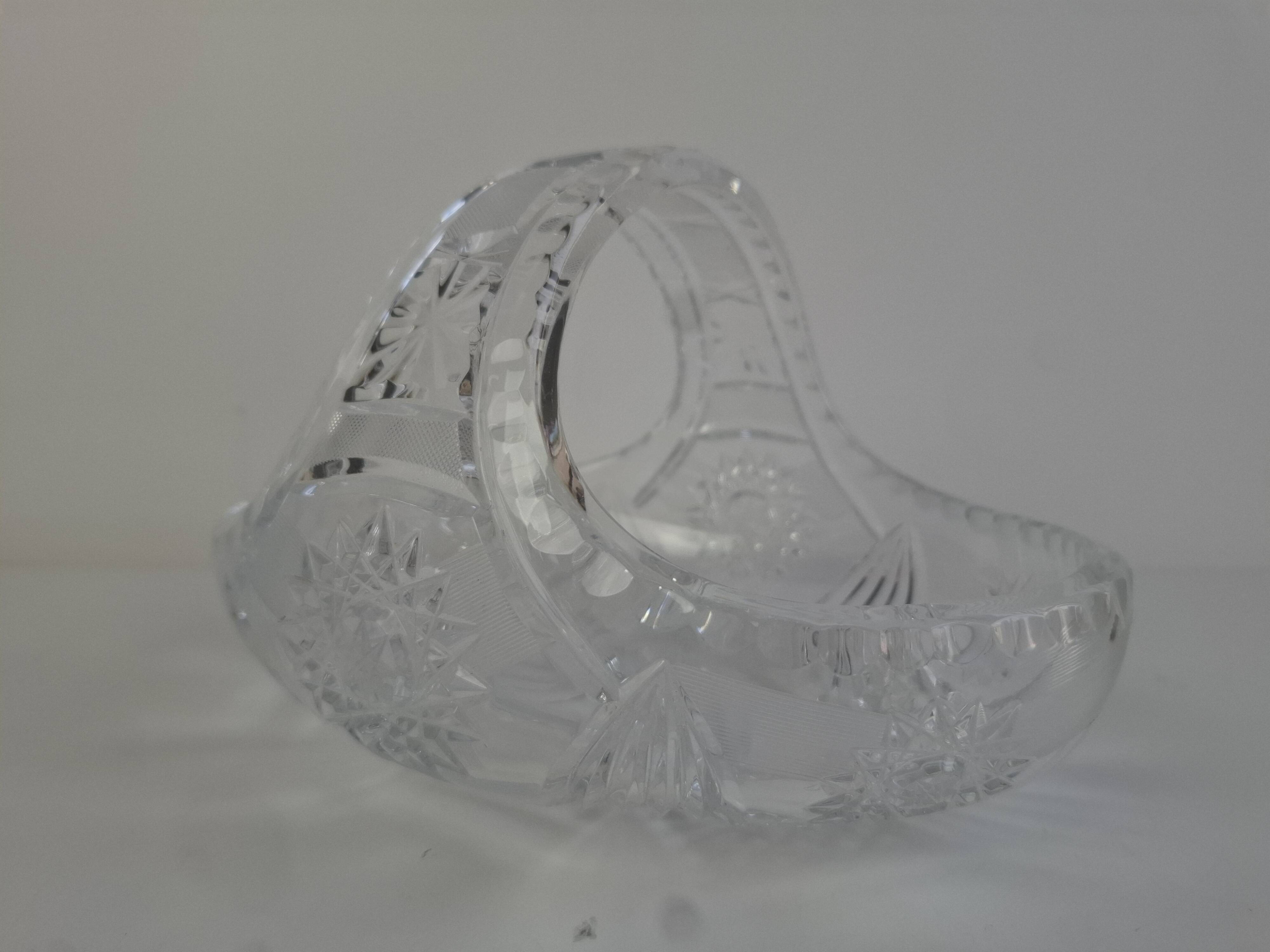 Panier en cristal taillé tchécoslovaque du milieu du XXe siècle