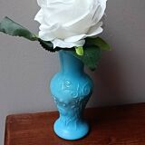 Petit vase en opaline bleue