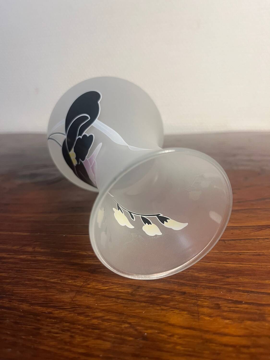 Duo vase en verre dépoli à fleurs noire et rose années 1980