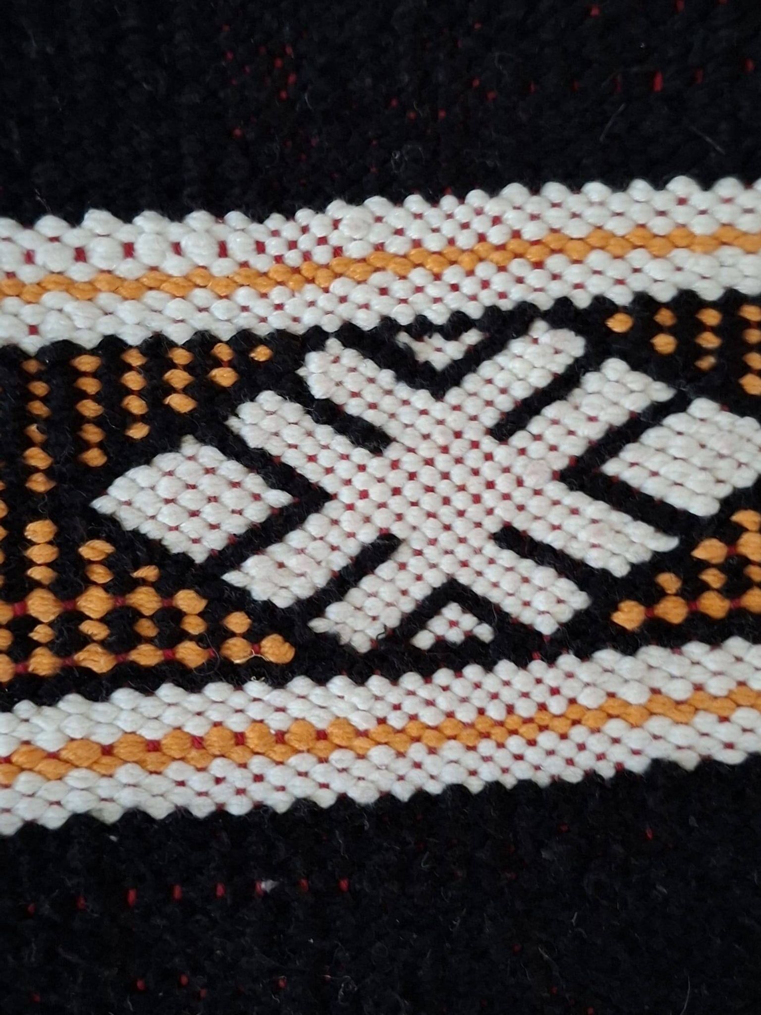 Petit Kilim Berbère Noir & Safran – Tissage plat Hanbel – 65x140 cm