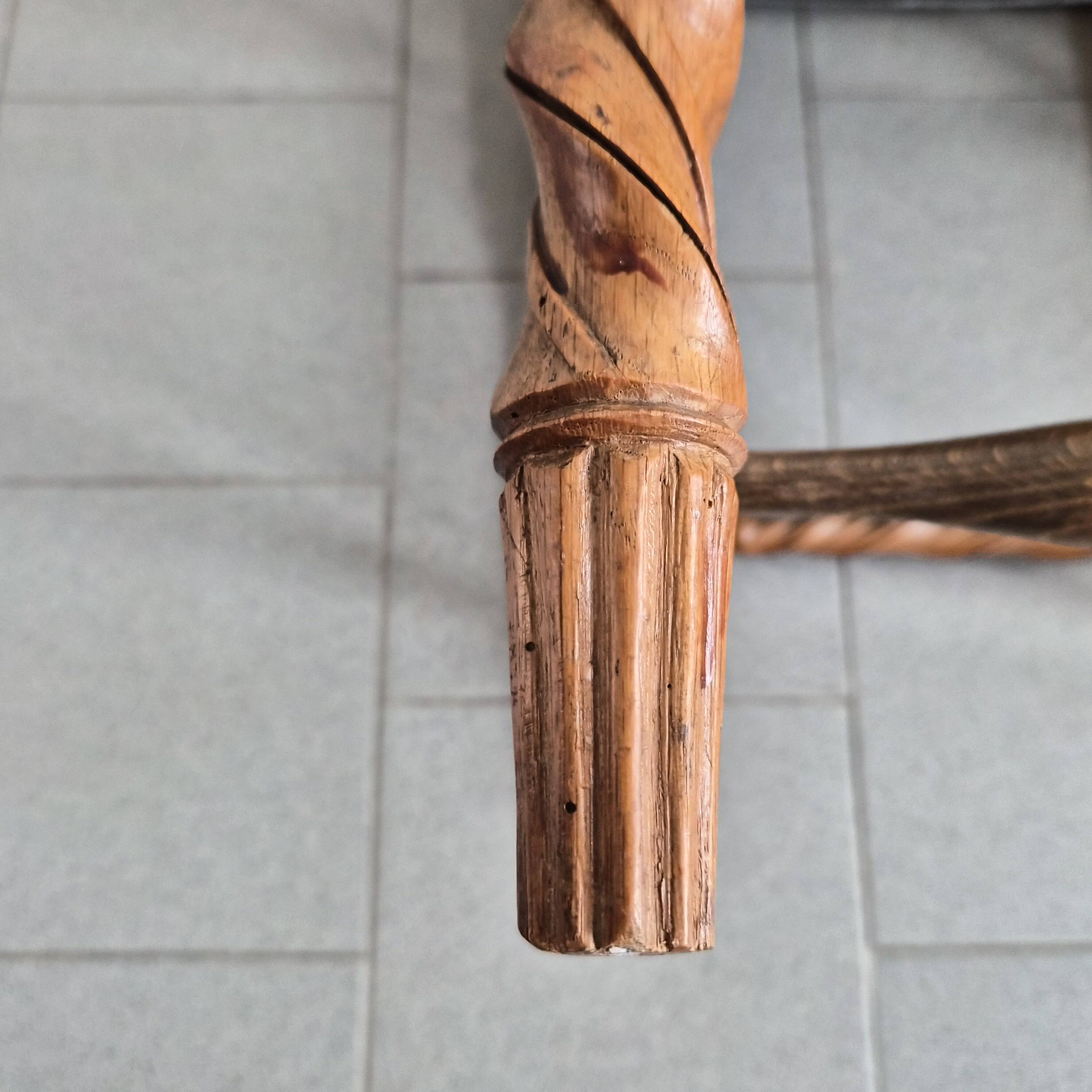 Chaise vintage en bois sculpté