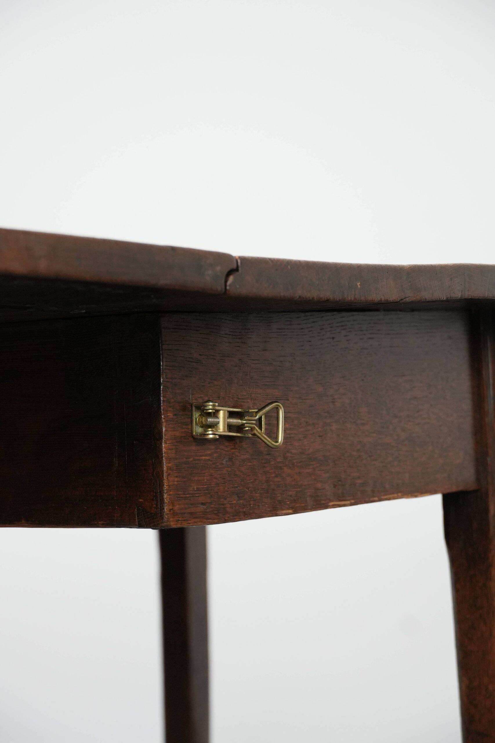 Charming antique English drop-leaf dining table made of oak from the late 19th century