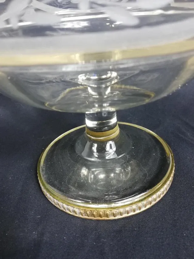 Vase en verre gravé sur pied