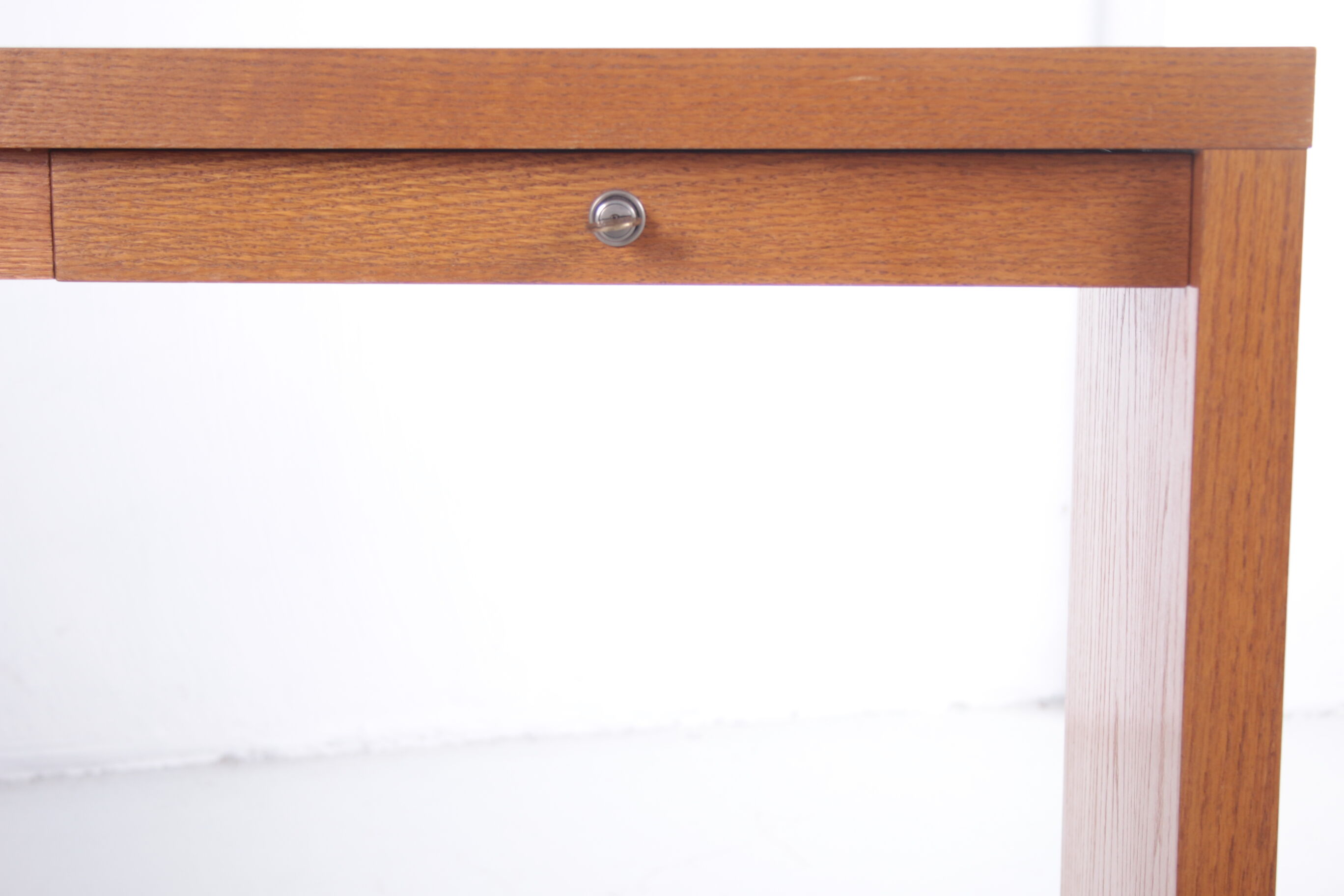 Bureau réglable en bois clair Moser