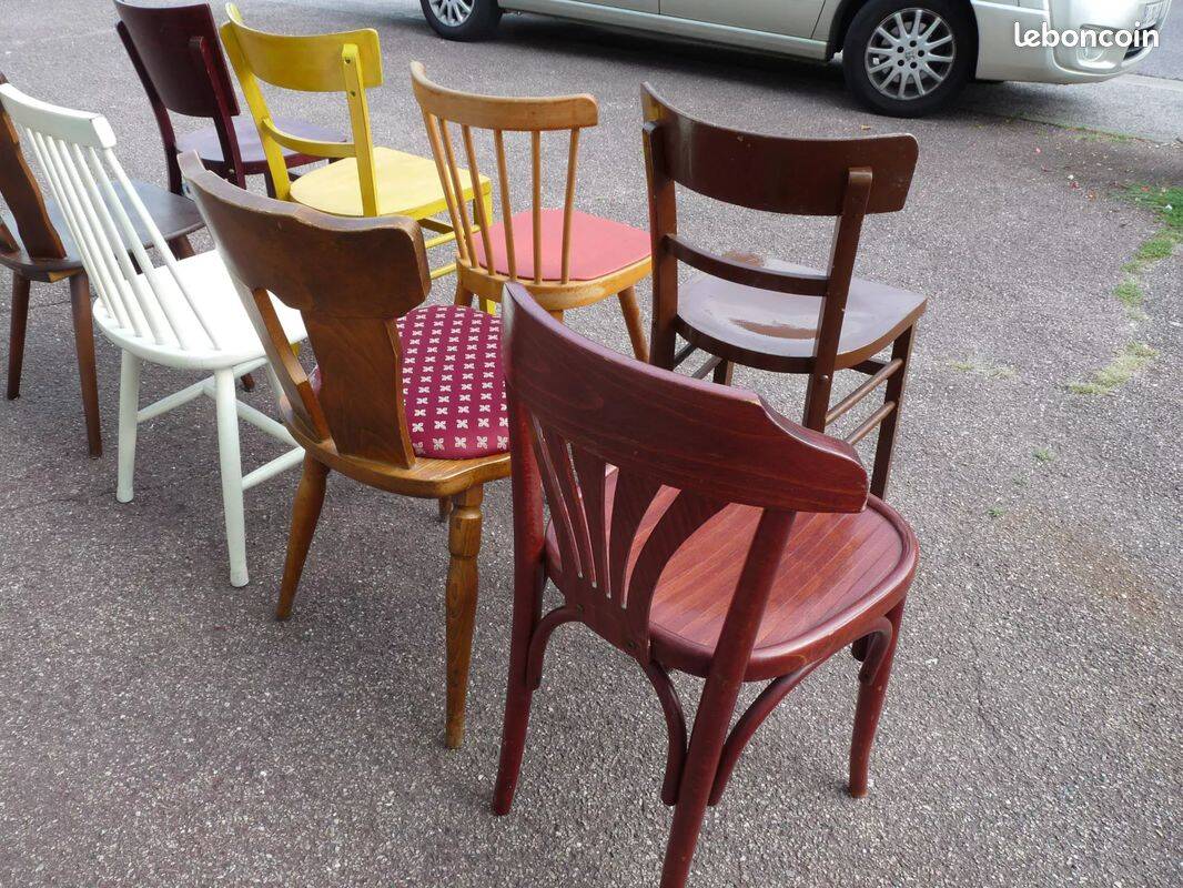 8 chaises de bistrot en bois dépareillées - vintage