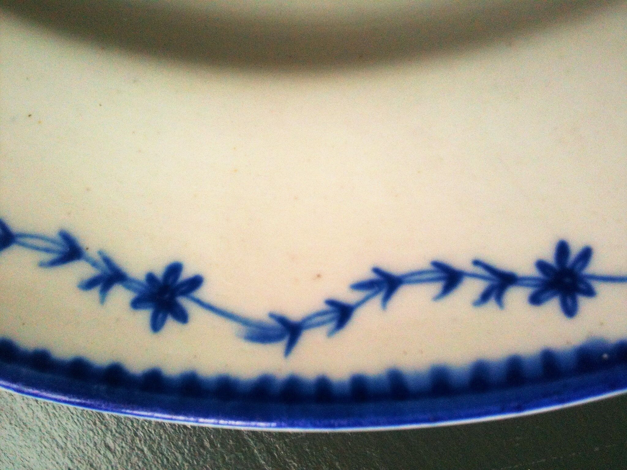 Assiette en porcelaine de Tournai au laurier Fleuri