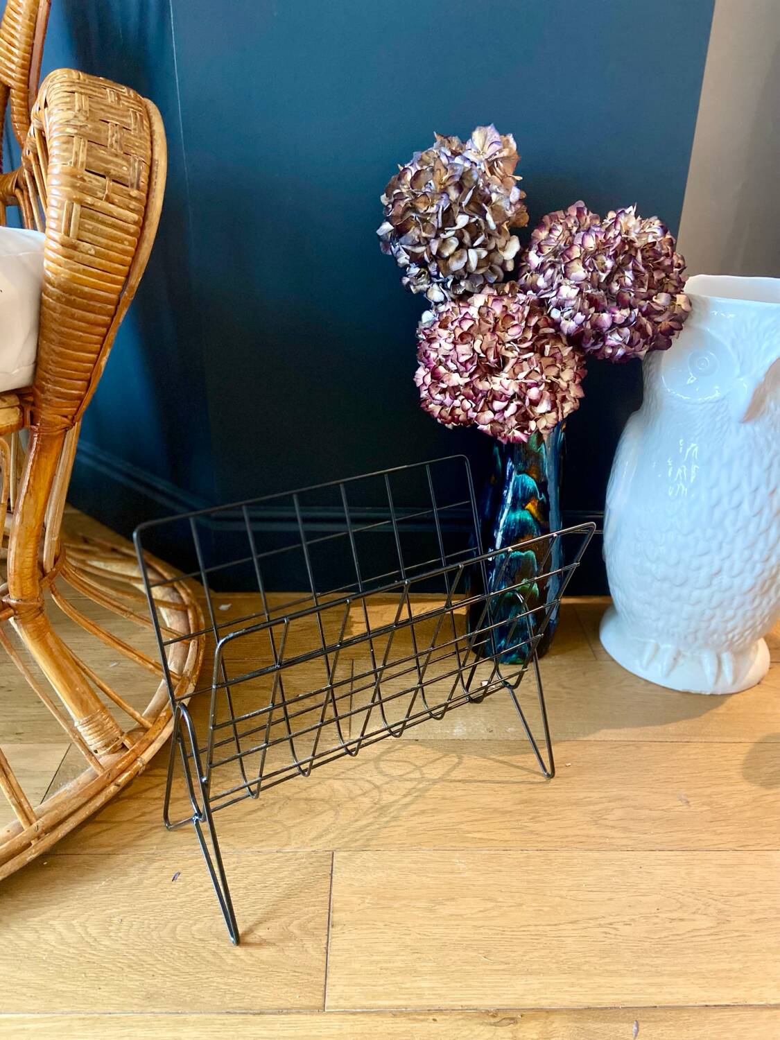 Metal magazine rack