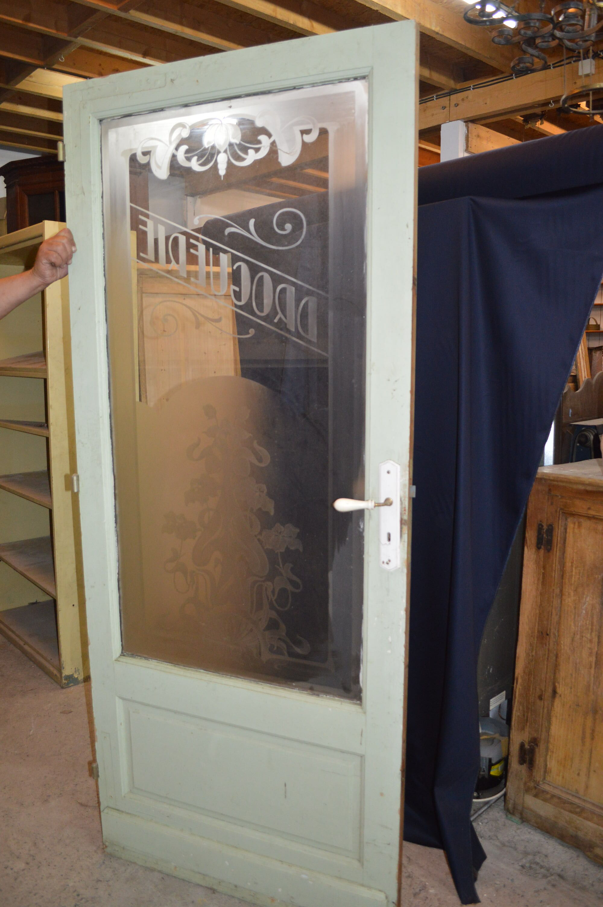 Porte avec un verre gravé "droguerie"