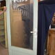 Porte avec un verre gravé "droguerie"