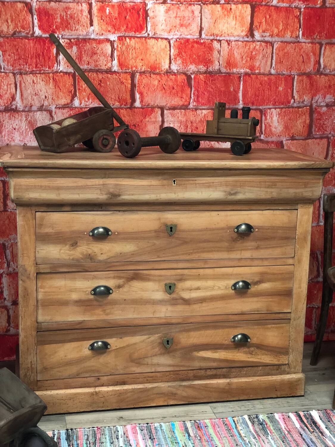 Walnut chest of drawers