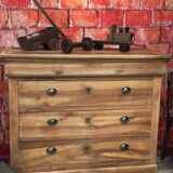 Walnut chest of drawers