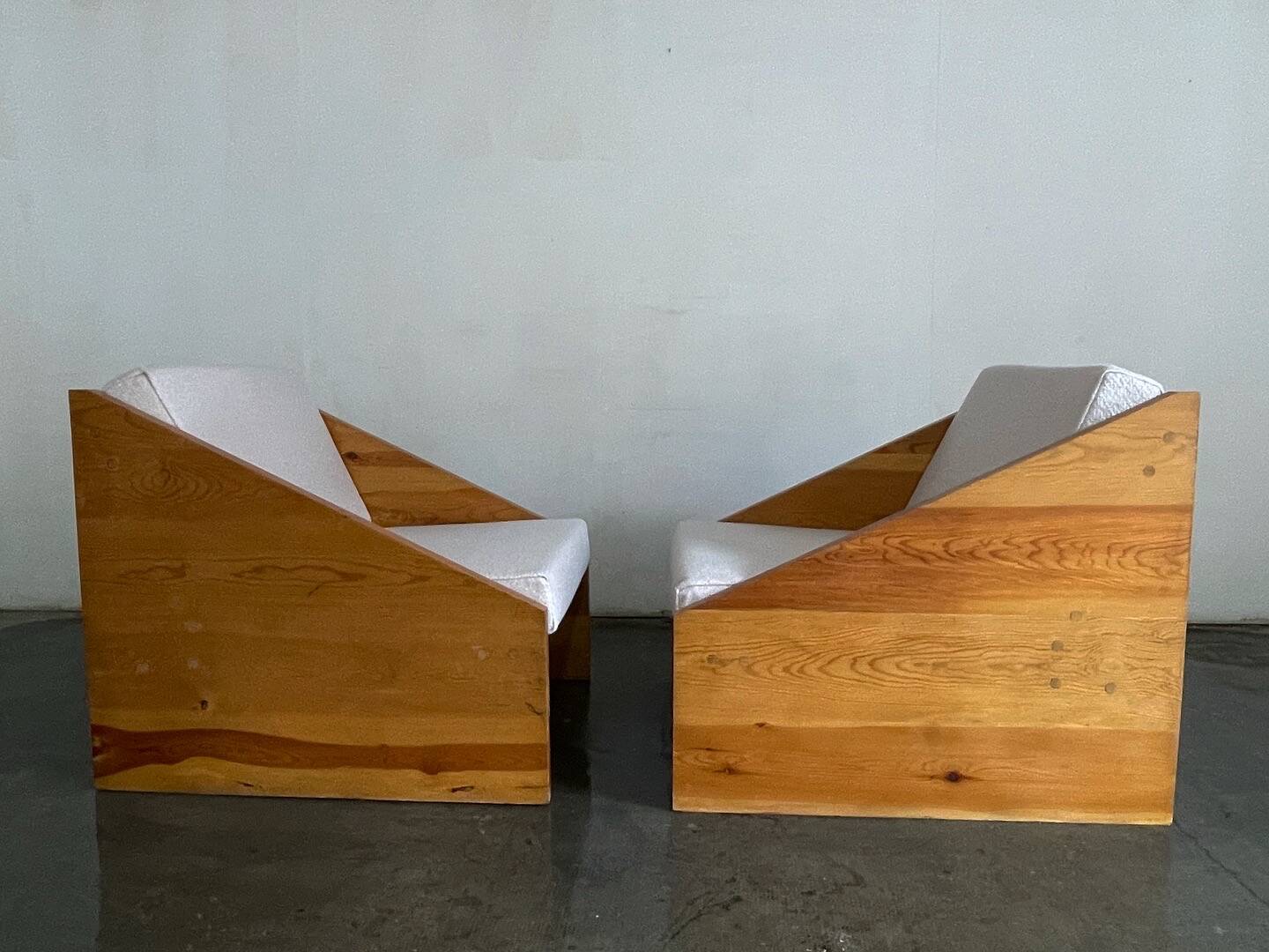 Fauteuils rationalistes en pin massif