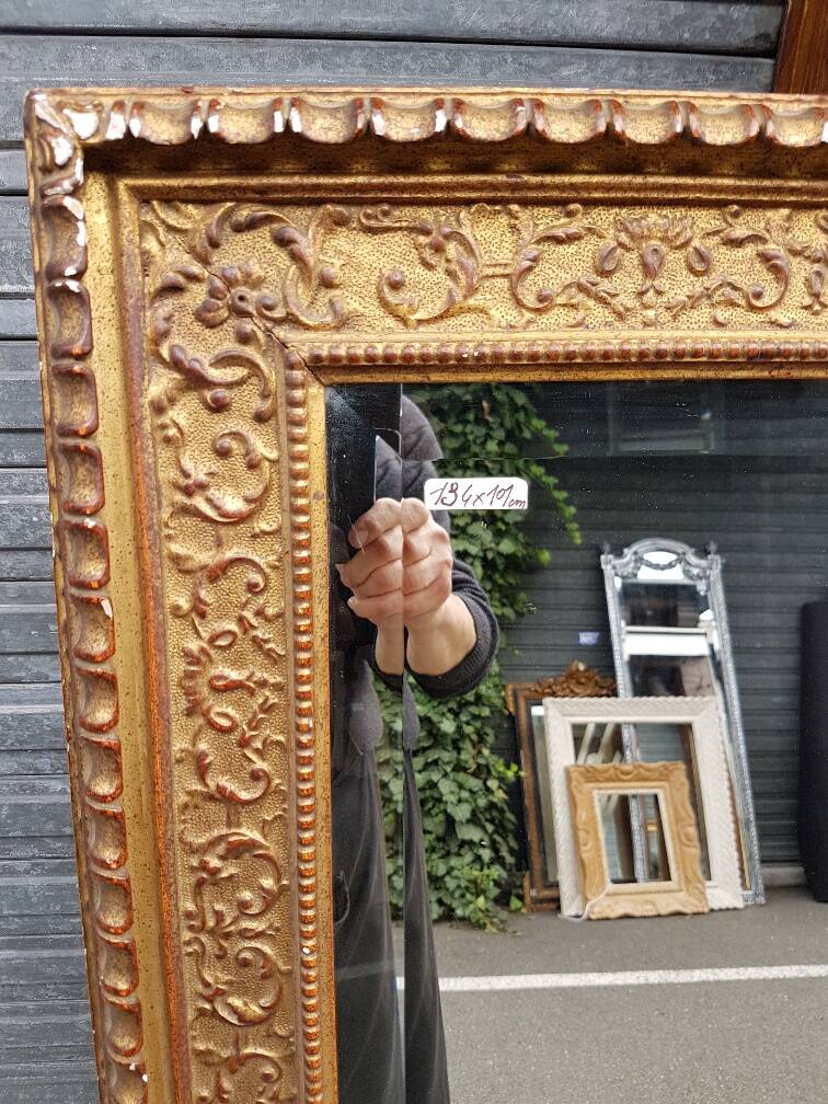17th century Italian style gilded mirror in carved wood.