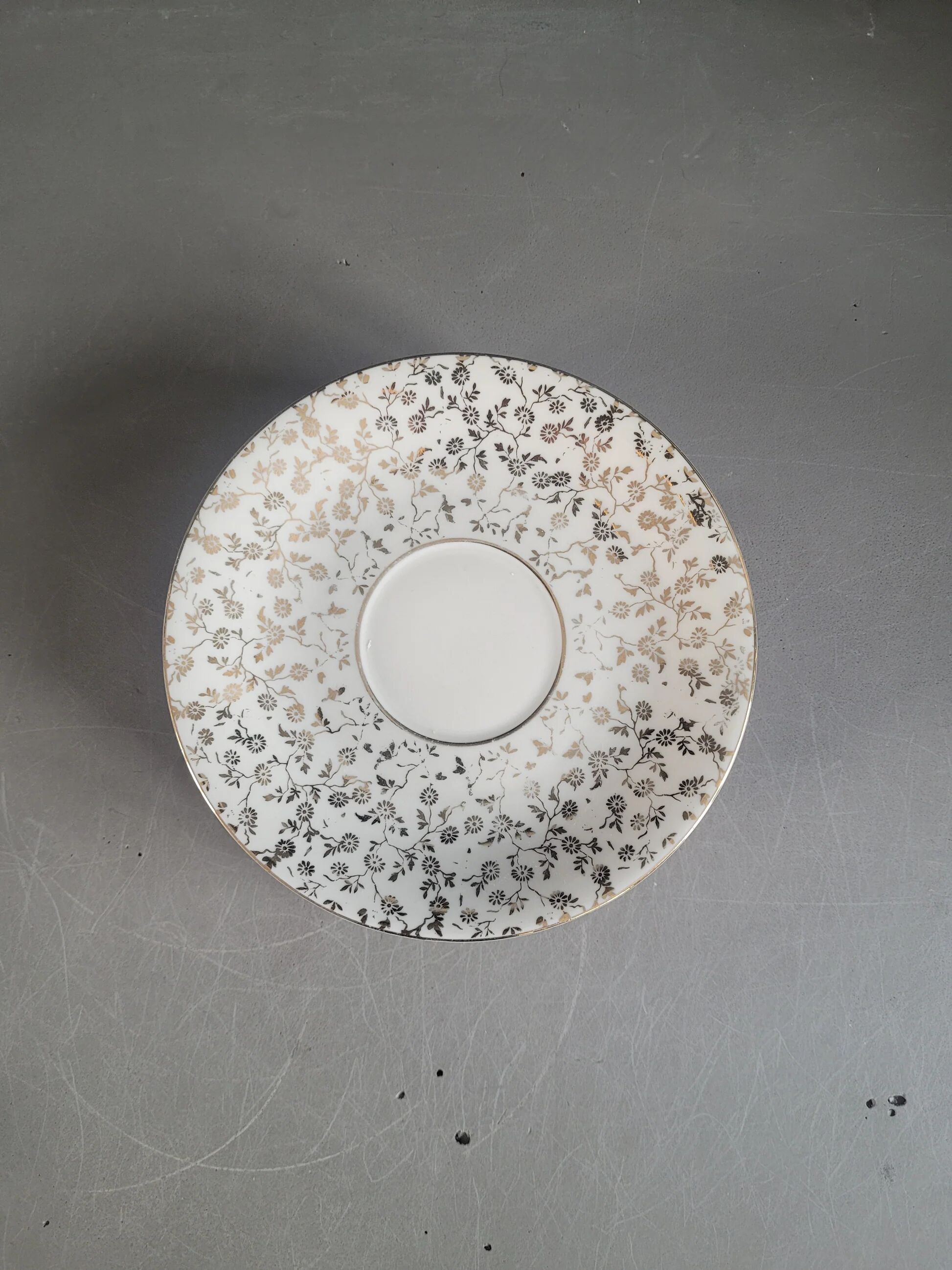 5 saucers Mayer Wiesau in Bavarian porcelain with a gold pattern.