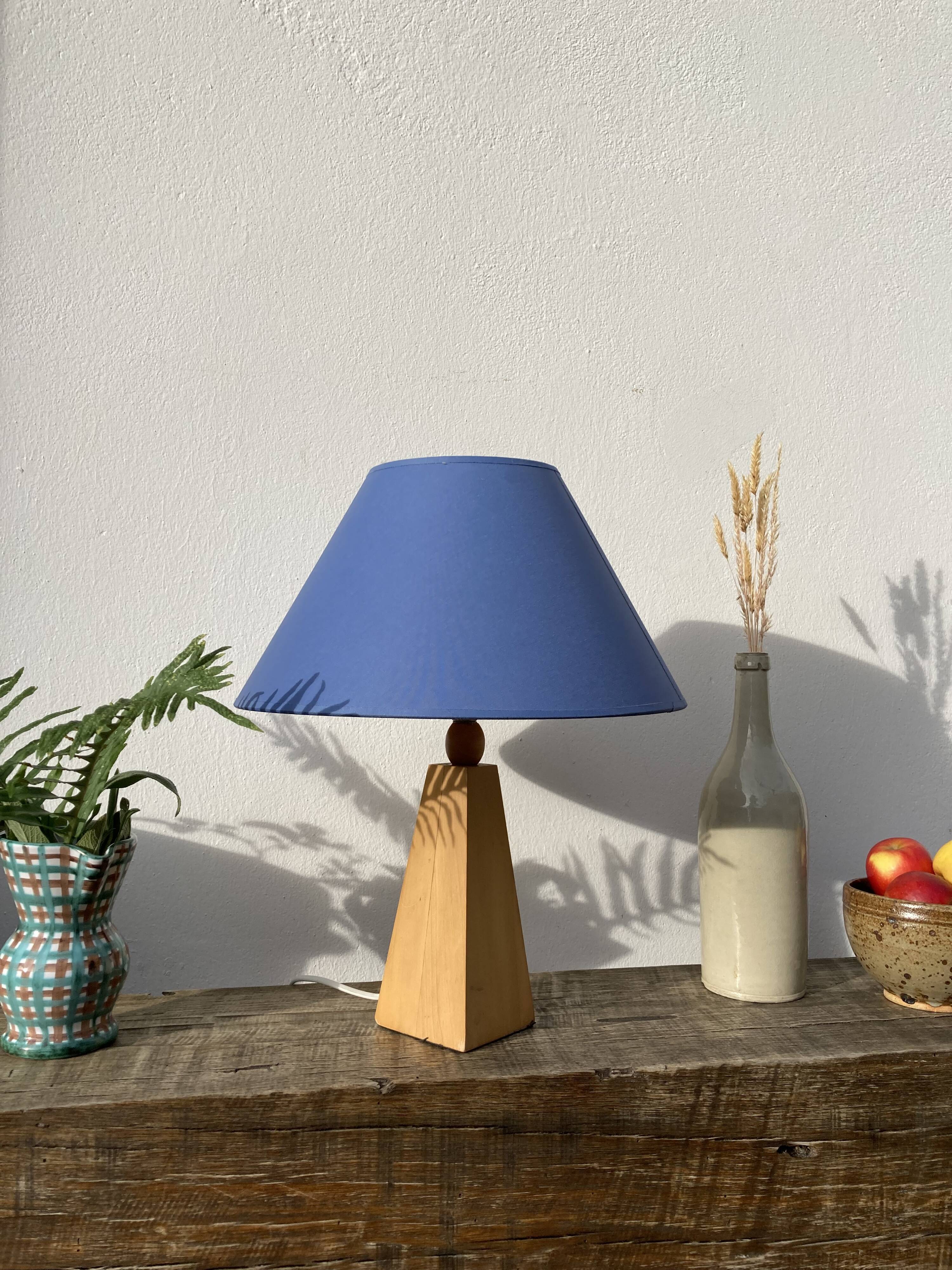 Lampe pyramide 80 en bois et abat jour bleu