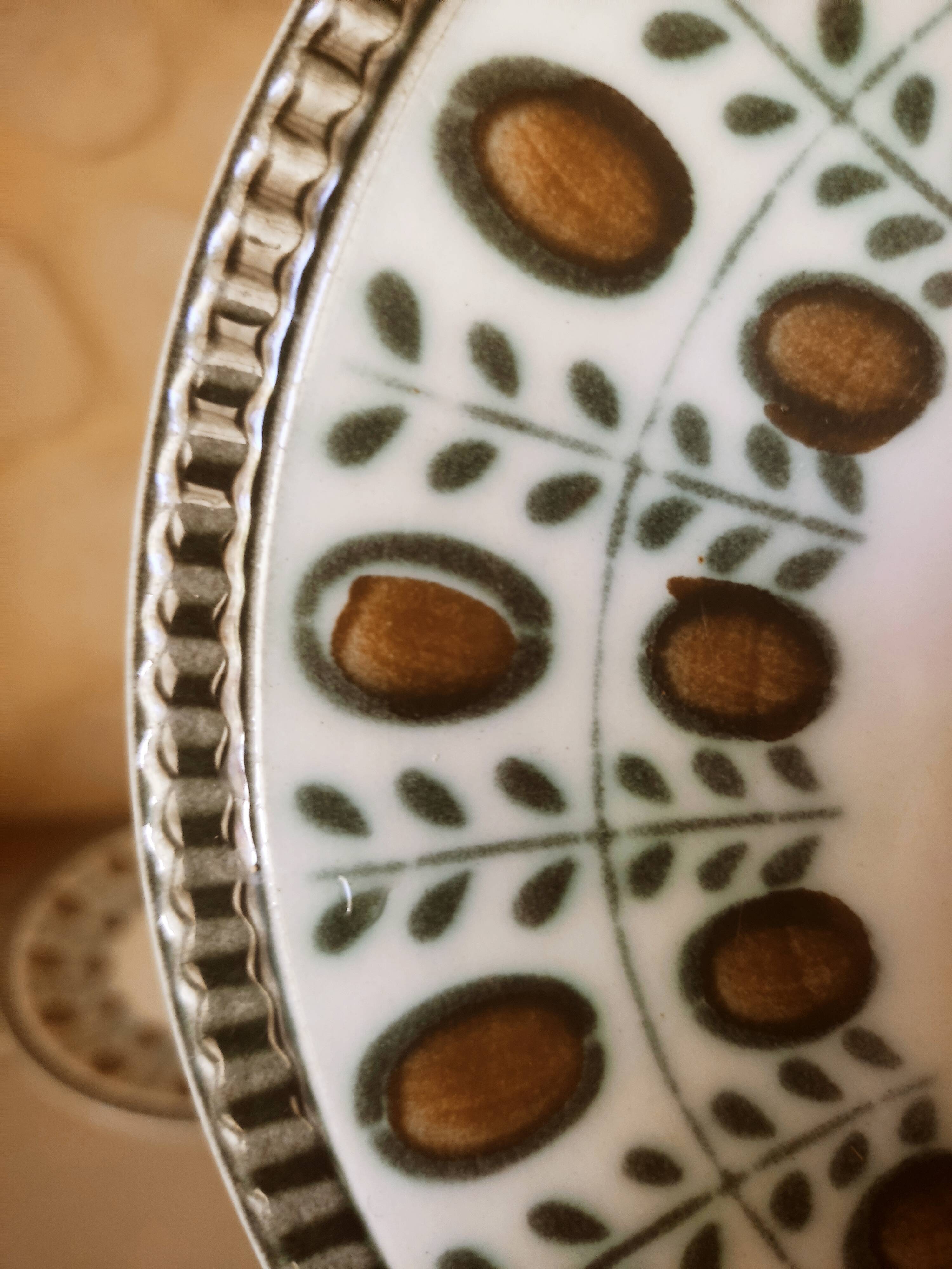 4 dessert plates Boch nut model