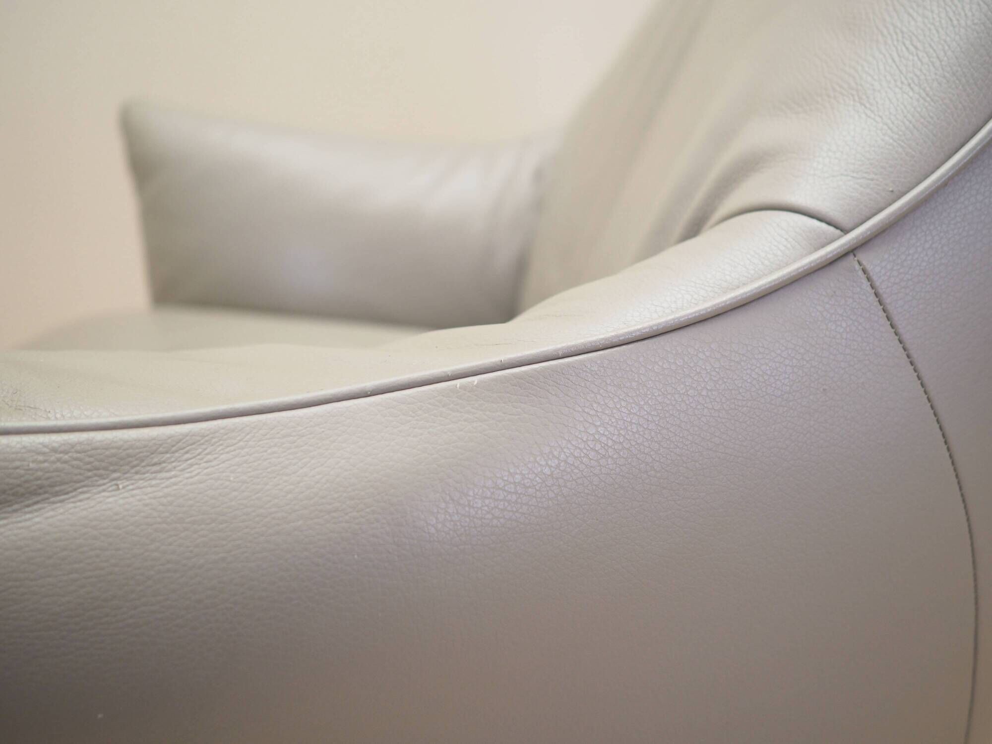 Leather swivel armchair, Italian design, 1990s, manufacture: Natuzzi