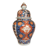 Pot with lid in Imari-style porcelain from Japan.