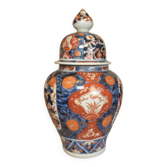 Pot with lid in Imari-style porcelain from Japan.