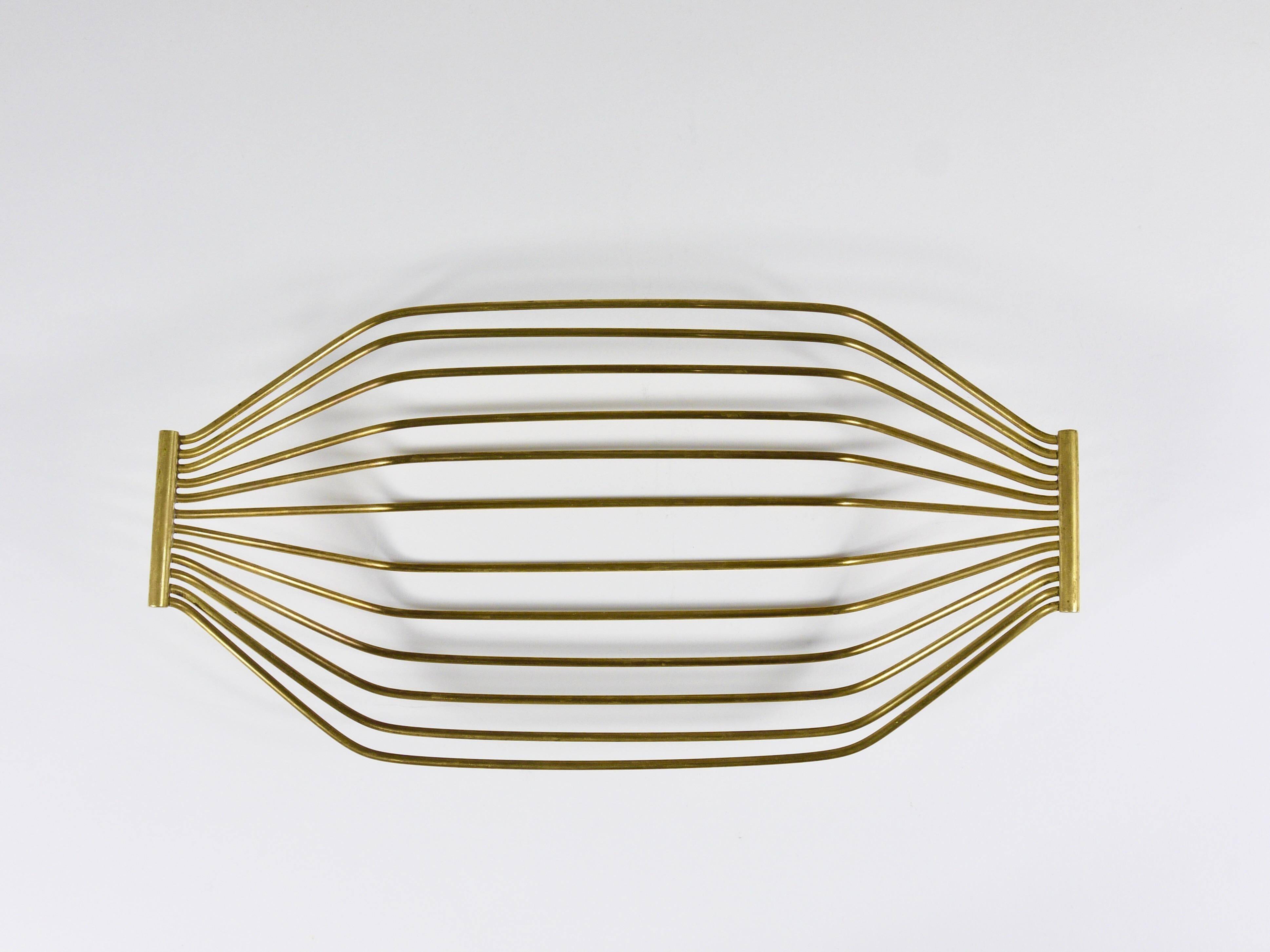 Grand panier à fruits en fil de laiton autrichien milieu du siècle, style Carl Aubock, 1950