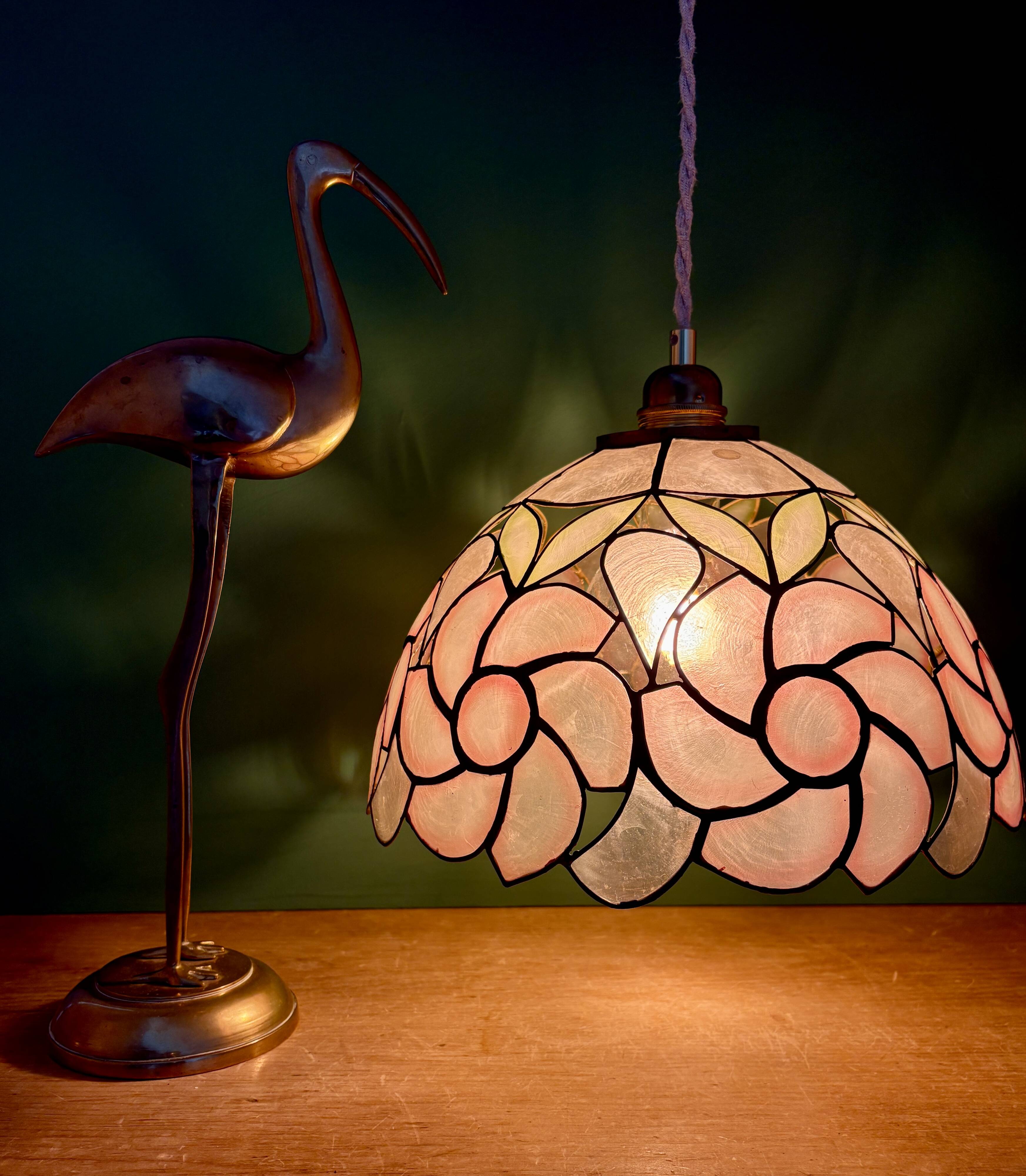 Suspension antique lampshade in pink mother-of-pearl