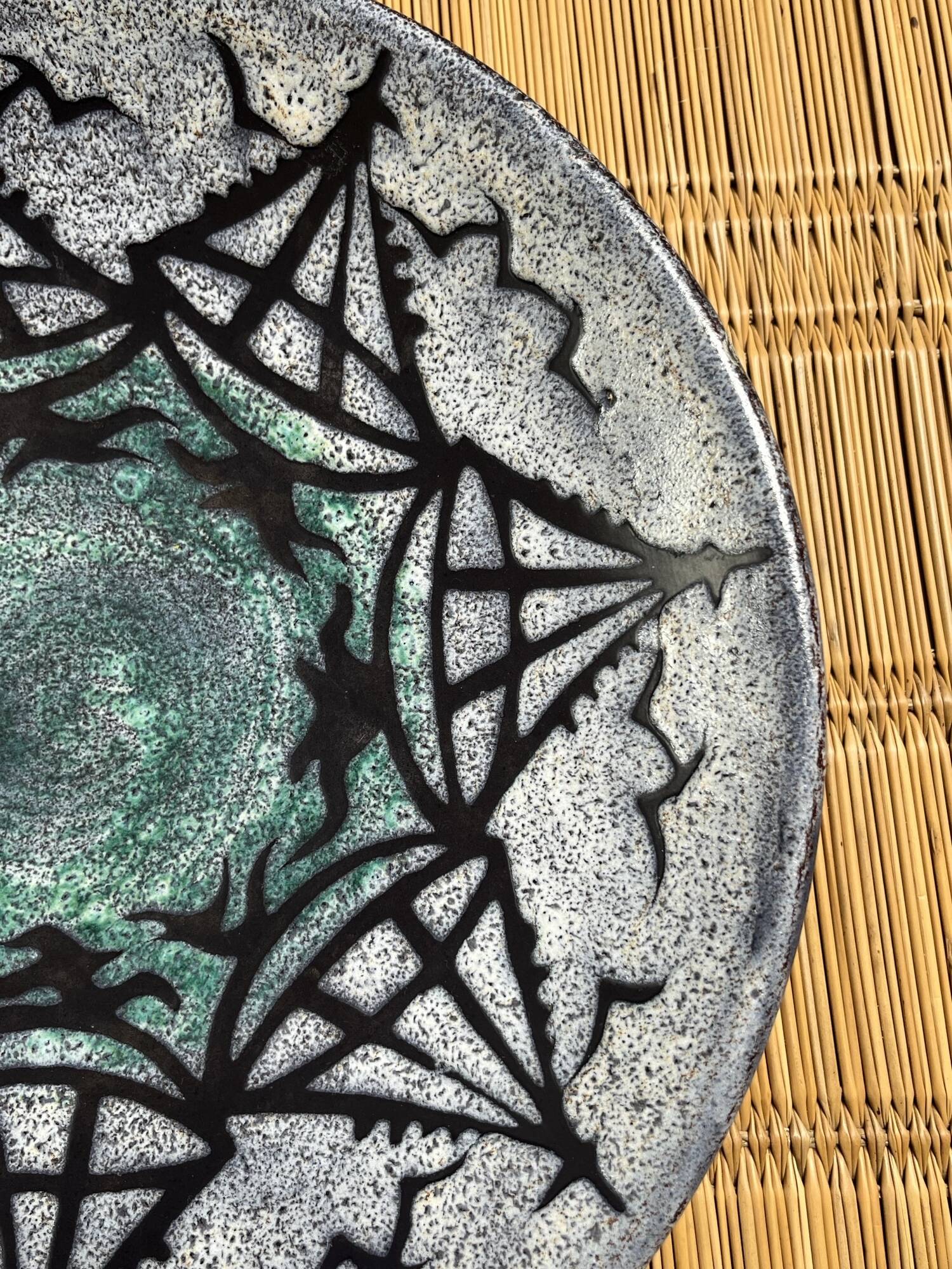 Large round dish St Clément boat motifs