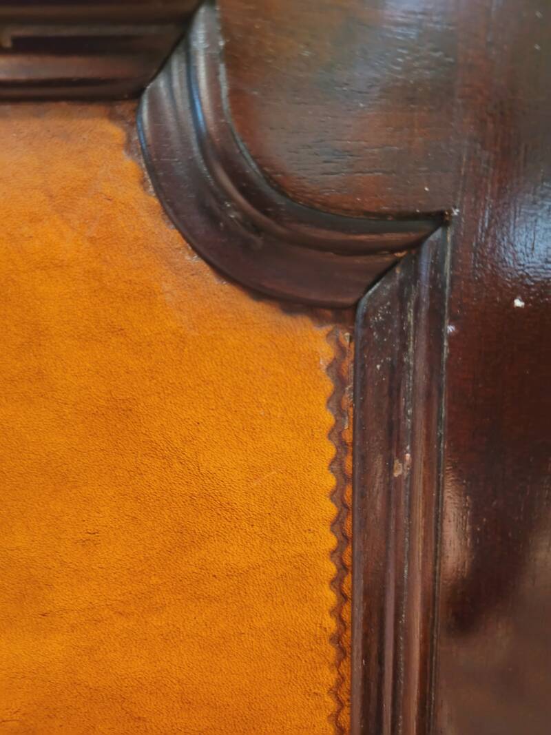 English Chesterfield mahogany bar fully upholstered in leather