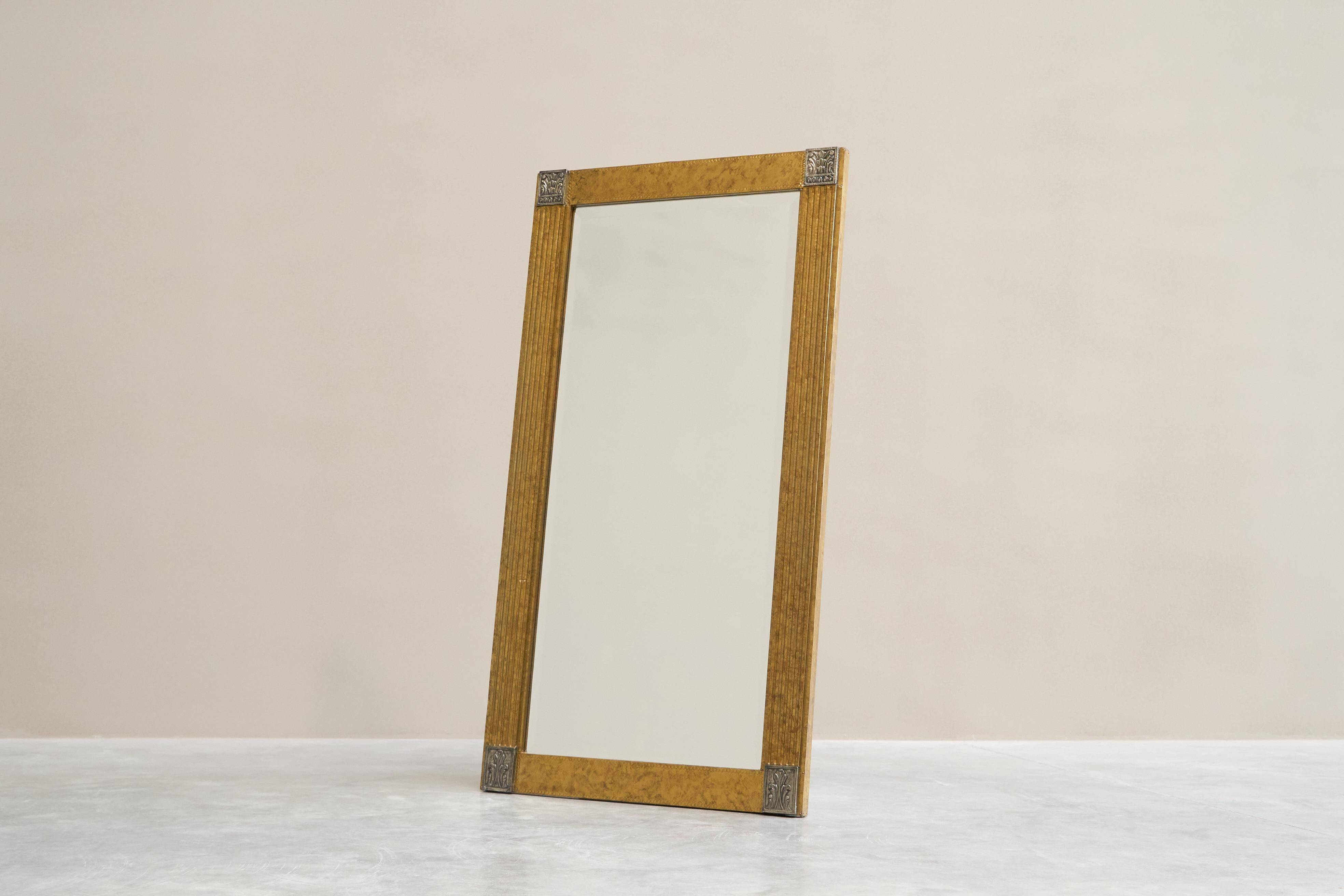 Grand miroir Art déco en laiton patiné avec verre facetté années 1960