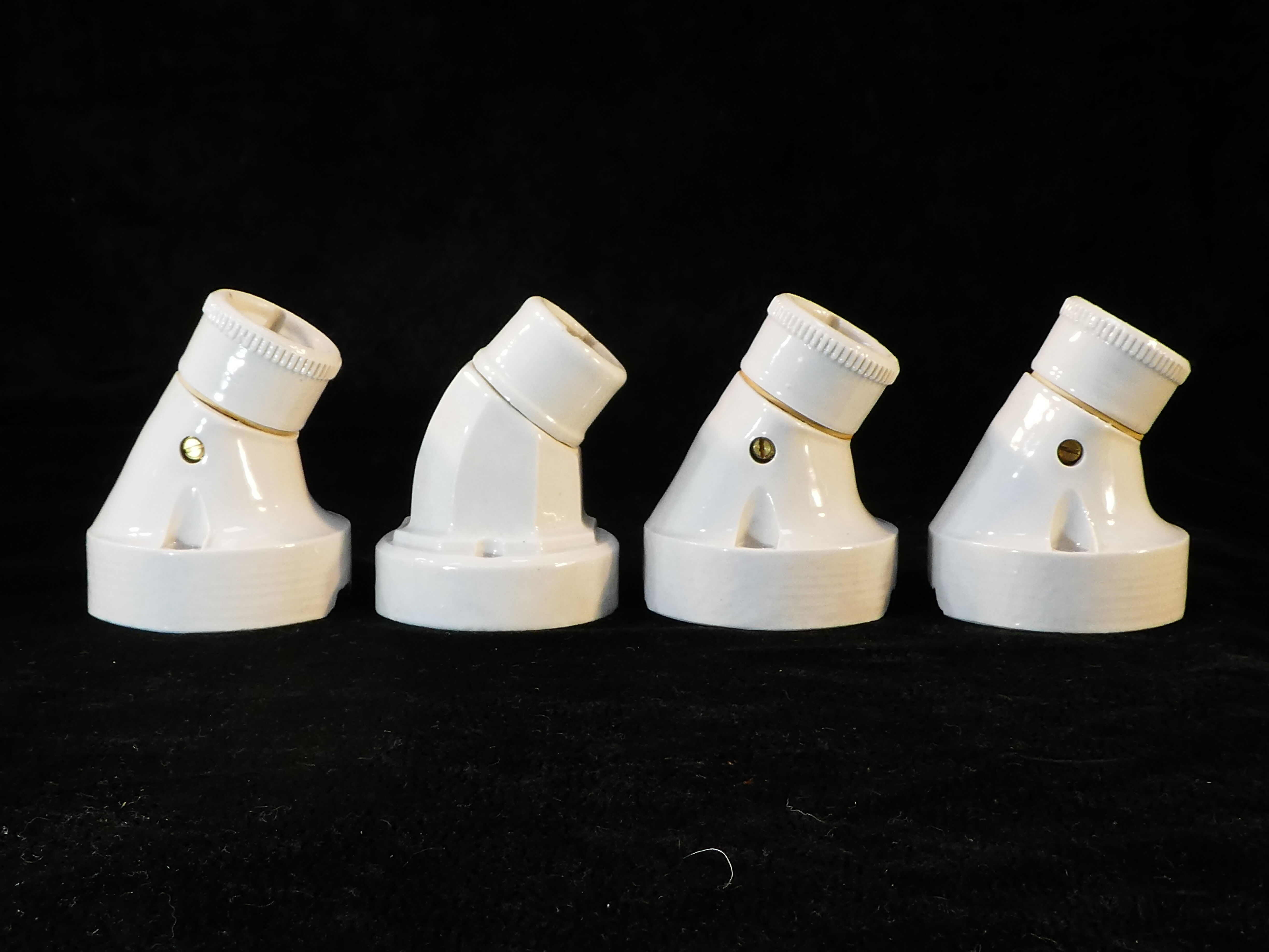 Lot de 4 appliques coudées en porcelaine art deco
