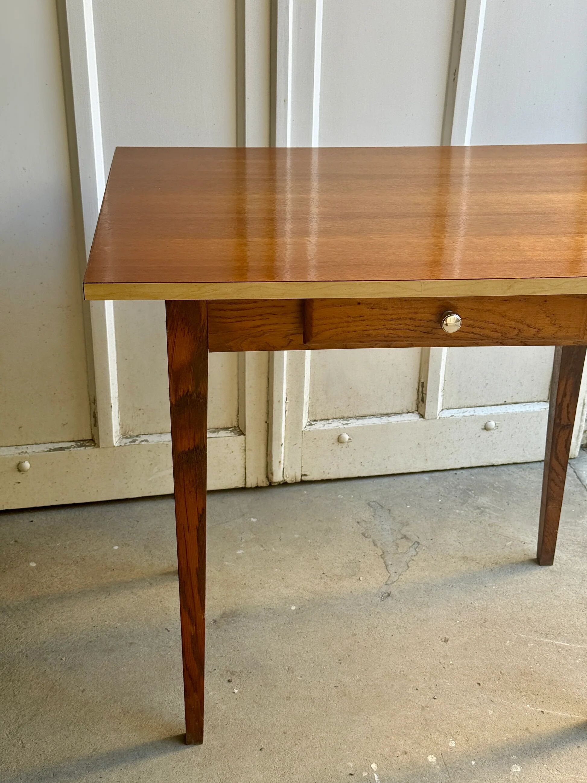 Petit bureau / table en bois et formica