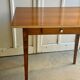 Petit bureau / table en bois et formica