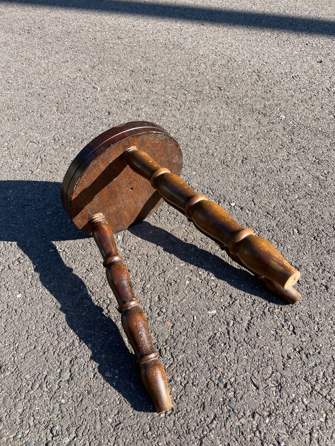 Tabouret tripode en bois tourné